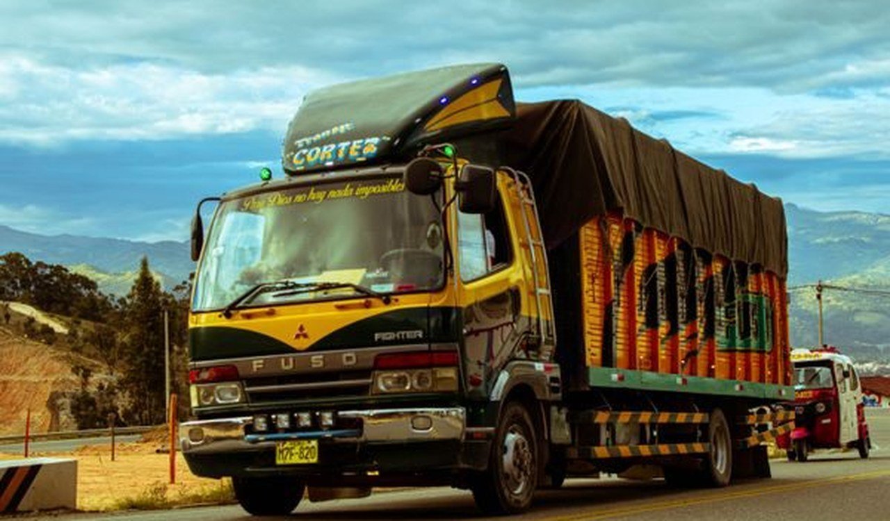 Office Movers in Jeddah: Service Guide for Workplaces 1 شاحنة صفراء مزينة على الطريق