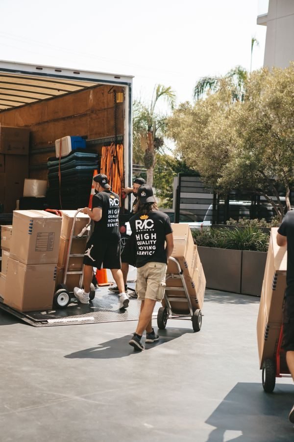 Movers carrying boxes in Jeddah